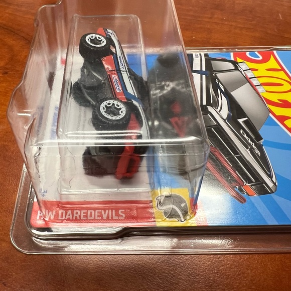 Hot Wheels 2022 Treasure Hunt - 1987 Dodge D100 pickup #186/250 - Picture 3 of 6